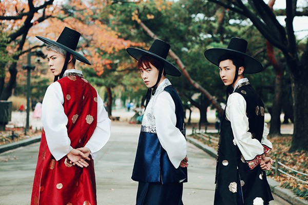 MONSTAR vô cùng điển trai khi mặc hanbok.