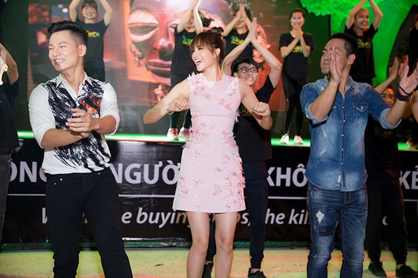 Trong chương trình, điểm nhấn thú vị là tiết mục nhảy “Vũ điệu hoang dã”, Phạm Hương đã cởi áo khoác và nhảy vui vẻ cùng fan và các khách mời tham dự chương trình.