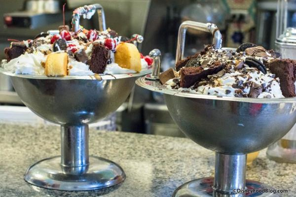 Kem chậu: Bạn có thể thưởng thức món tráng miệng khổng lồ này ở quán Beaches and Cream tại khu nghỉ dưỡng Beach Club của Disney. Ảnh: Disney Food Blog.