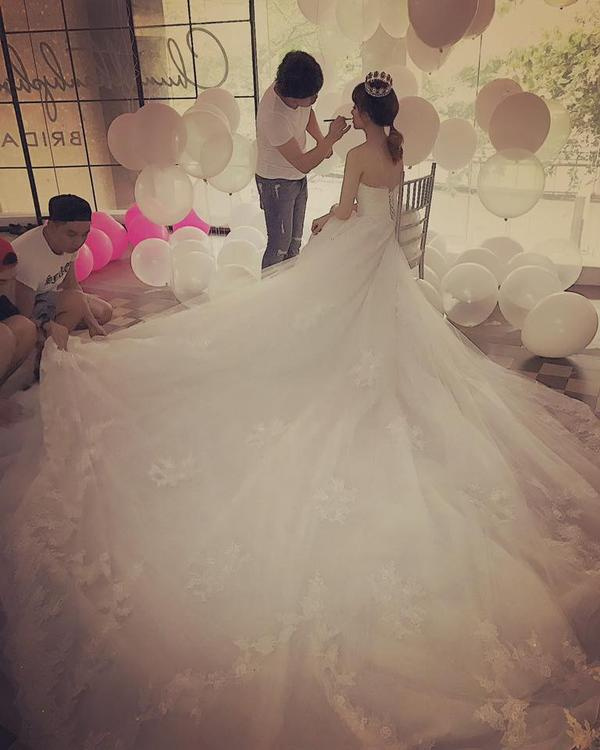 Hari Won diện bộ váy cưới lộng lẫy.