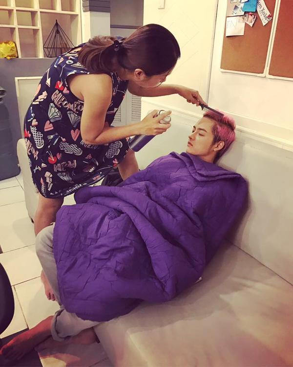 Do chạy show liên tục cả ngày nên Thanh Duy chỉ có thể tranh thủ chợp mắt ngủ vào lúc trang điểm, làm tóc.