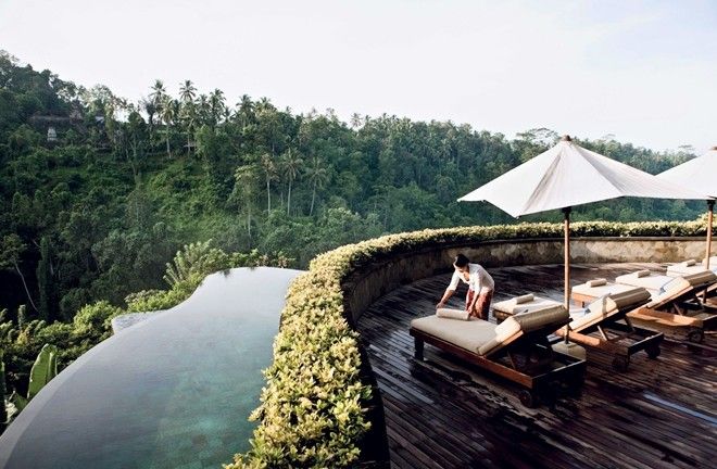 Những chiếc bàn dài tô điểm cho hồ bơi, dành cho khách du lịch tận hưởng khoảng thời gian thư giãn trong ánh mặt trời, trong khi chiêm ngưỡng thiên nhiên, cây cỏ tươi mát xung quanh.