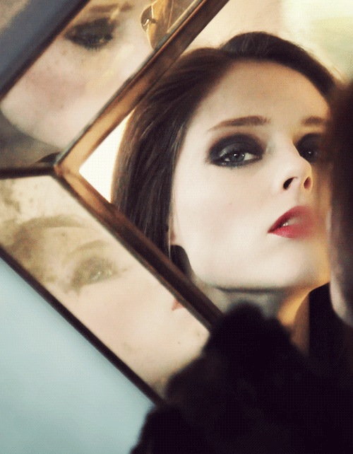 Coco Rocha sở hữu gương mặt góc cạnh và đôi mắt hút hồn người nhìn.