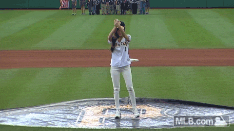 Hyomin phát bóng trong trận đấu của Kang Jung Ho vào tháng 9/2015.