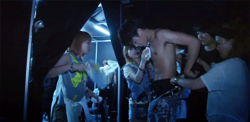 Làm trợ lý sẽ được nhìn ngắm, lau người cho G-Dragon.