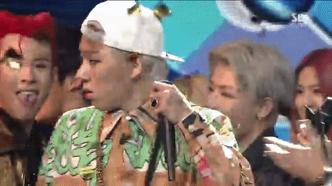 Zico không thể đứng vững khi Block B lần đầu tiên chạm tay vào chiếc cúp No.1 sau 3 năm. Block B chính là nam thần tượng mất nhiều thời gian đạt chiếc cúp đầu tiên nhất.