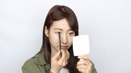 Sau đó, ta dùng chì nâu đen kẻ lướt thật nhẹ nhàng cho viền mắt dưới đủ để viền mắt rõ nét hơn một cách tự nhiên nhất.