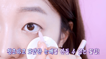 ... và kẻ eyeliner màu ngọc trai cho viền mắt dưới để mắt trông to và sáng hơn.