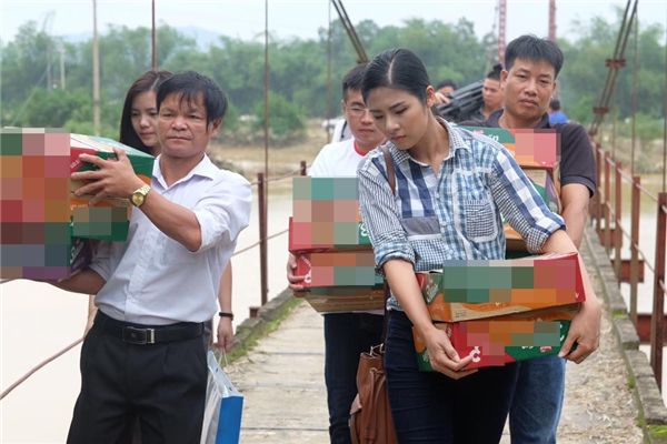 Cách đây ít ngày, Ngọc Hân đã tại 2 xã Hà Linh và Hoà Hải của huyện Hương Khê - nơi bị thiệt hại nặng nề nhất bởi trận lũ lịch sử vừa qua. Tại đây, hoa hậu đã cùng đoàn từ thiện đi đến tận nhà 200 hộ dân để trao cho mỗi hộ 500.000 đồng tiền mặt và một thùng mì tôm.
