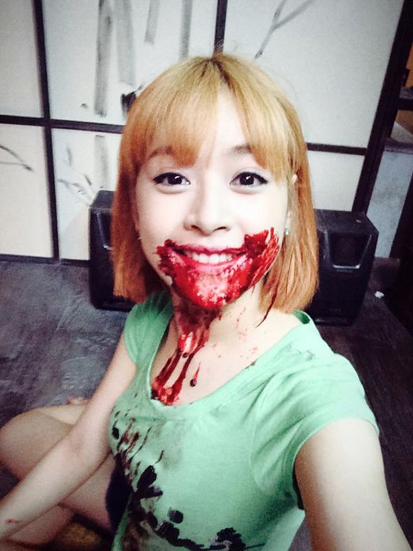 Dù mặt bê bết máu nhưng Chi Pu vẫn cười tươi là sao?