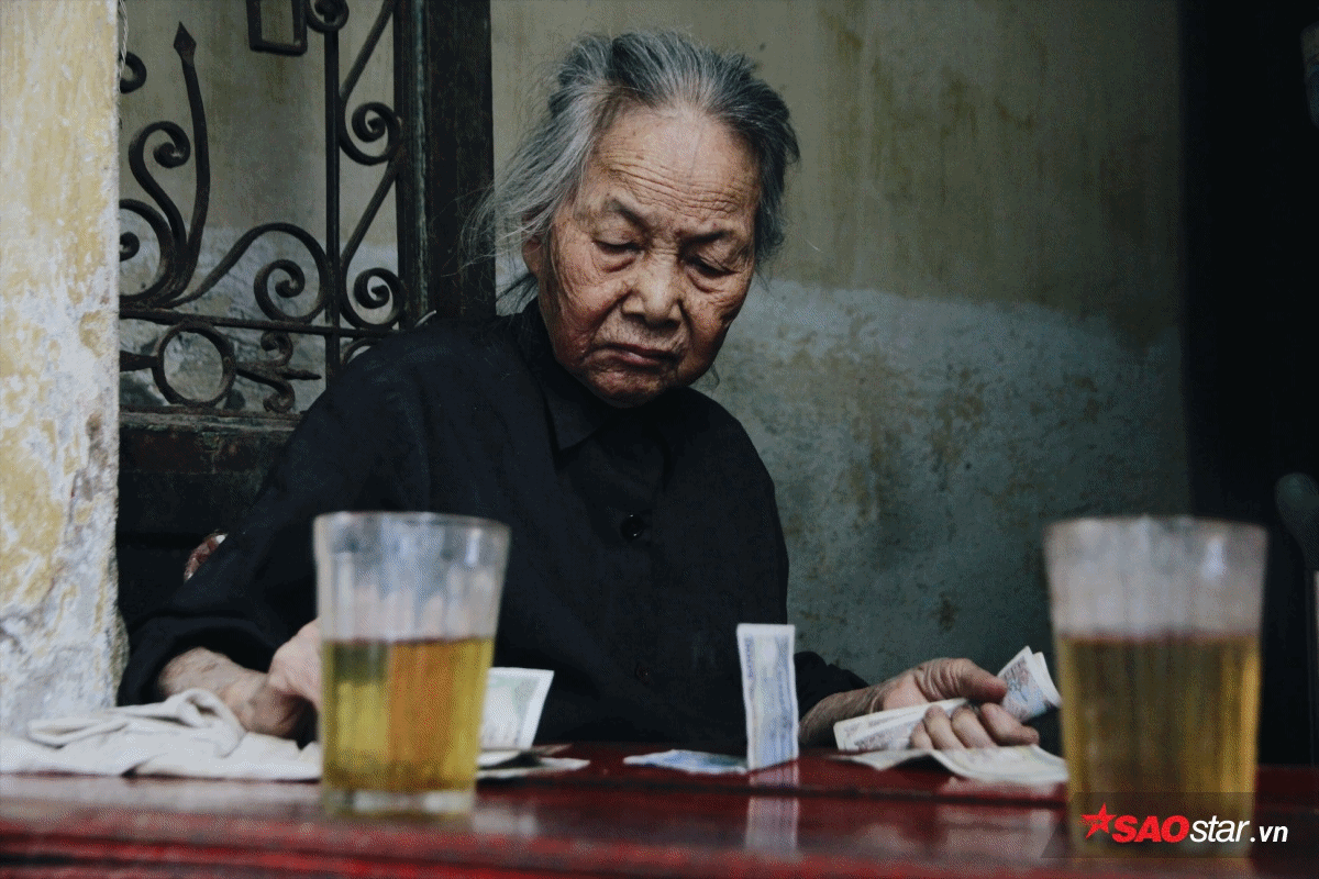 Chuyện kể của những bà cụ dành cả cuộc đời bán trà đá cho người dân Hà Thành - Ảnh 5.