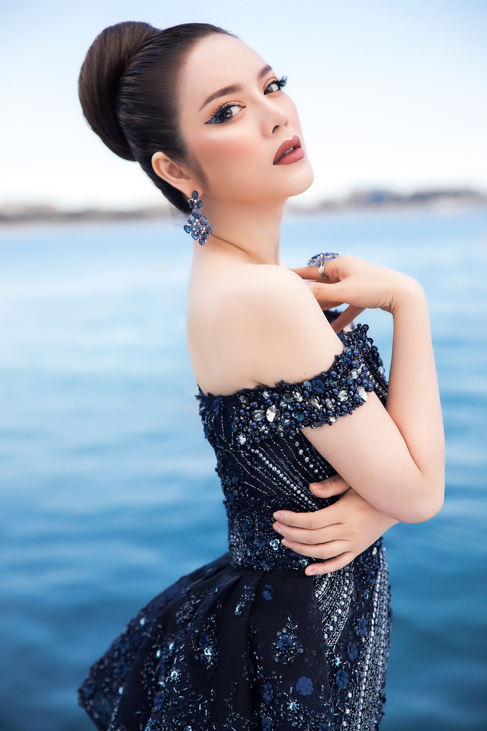 âNhiá»u ngÆ°á»i nghÄ© tÃ´i diá»n Äá» Äáº¿n Cannes Äá»â¦ chá»¥p hÃ¬nh. Thá»±c ra vá»i vai trÃ² nhÃ  Äáº§u tÆ° vÃ  sáº£n xuáº¥t, cÅ©ng lÃ  khÃ¡ch má»i chÃ­nh thá»©c cá»§a BTC, tÃ´i Äáº¿n Äá» xem vÃ  ÄÆ°a ra nhá»¯ng nháº­n xÃ©t vá» nhá»¯ng bá» phim tranh giáº£i. NgoÃ i ra, tÃ´i cÃ²n trao Äá»i hÆ°á»ng Äi nghá» thuáº­t vá»i nhá»¯ng nhÃ  chuyÃªn mÃ´n, gáº·p gá»¡ diá»n viÃªn, Äáº¡o diá»n, nhÃ  sáº£n xuáº¥t Äáº¿n tá»« nhiá»u nÆ°á»c Äá» trao Äá»i thÃªm kinh nghiá»m vá» mÃ´n nghá» thuáº­t thá»© 7 nÃ yâ, LÃ½ NhÃ£ Ká»³ tÃ¢m sá»±.