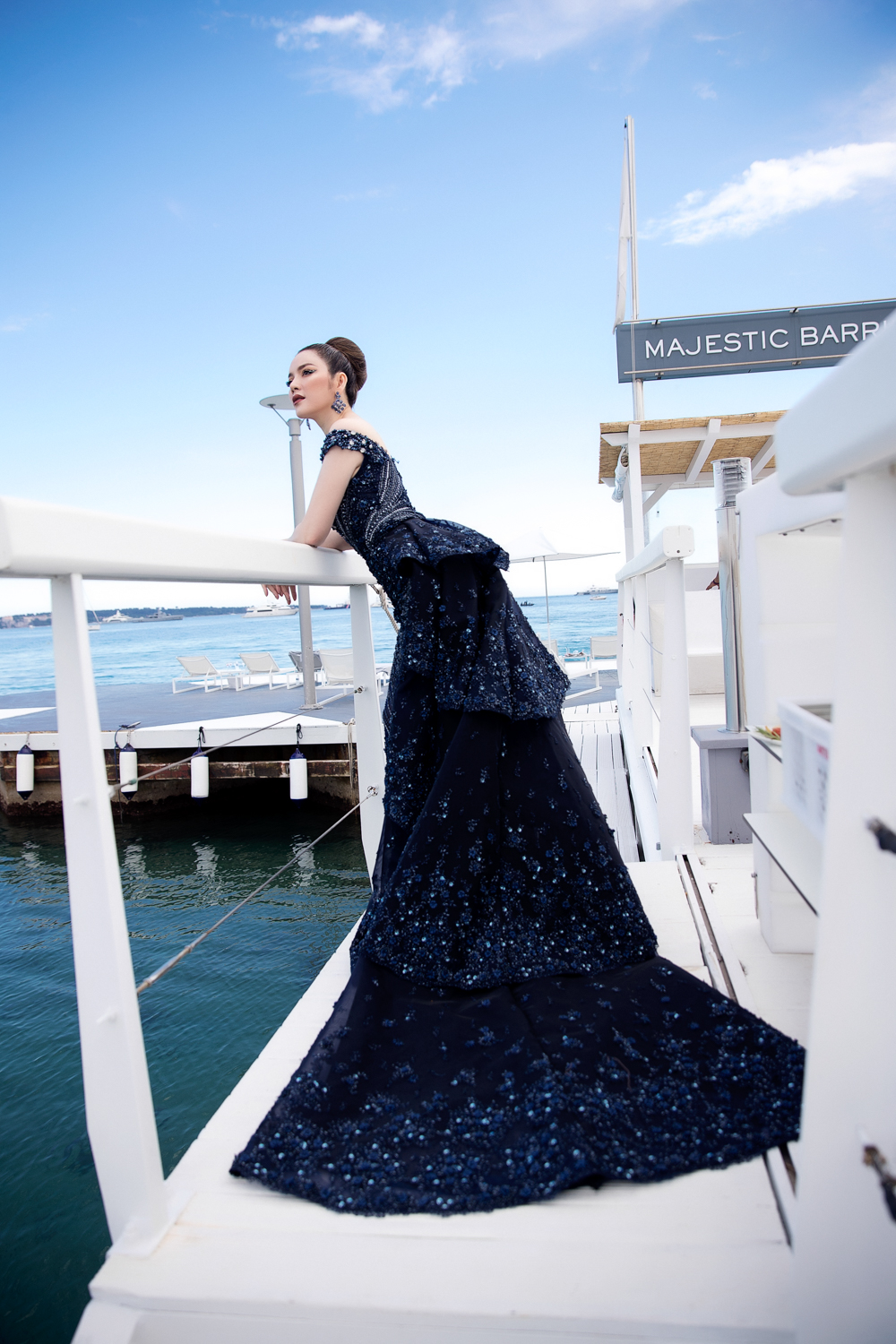Vá»i kinh nghiá»m 4 nÄm tham dá»± LHP Cannes, giá» ÄÃ¢y LÃ½ NhÃ£ Ká»³ ÄÃ£ tá»± tin vÃ o gÃ³c nhÃ¬n Äiá»n áº£nh cá»§a mÃ¬nh. Nhá»¯ng nháº­n xÃ©t, ÄÃ¡nh giÃ¡ cá»§a cÃ´ Äá»i vá»i giá»i chuyÃªn mÃ´n vÃ  nhÃ  sáº£n xuáº¥t trong khuÃ´n khá» LHP Äá»u nháº­n ÄÆ°á»£c nhiá»u sá»± Äá»ng tÃ¬nh. Tháº¿ nÃªn sá»± xuáº¥t hiá»n cá»§a LÃ½ NhÃ£ Ká»³ trong nhá»¯ng buá»i ra máº¯t phim Äá»u ÄÆ°á»£c cÃ¡c ekip lÃ m phim trÃ¢n trá»ng vÃ  ÄÃ¡nh giÃ¡ cao.