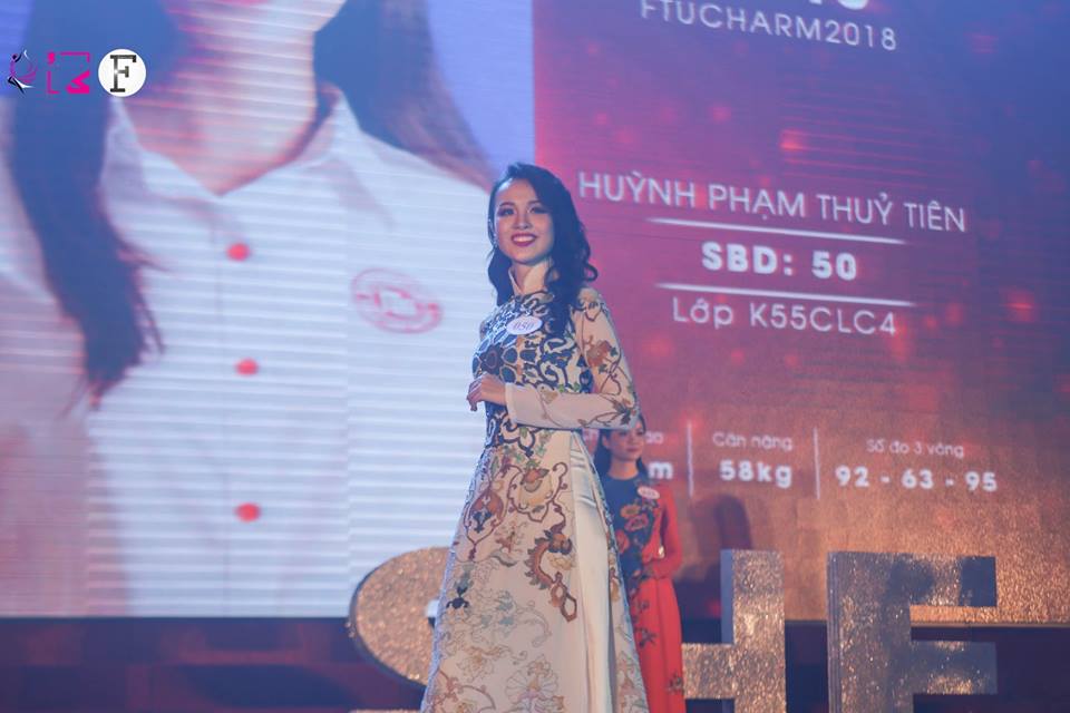 Hoa khôi FTUCharm 2018 với màn dự thi trong trang phục truyền thống.