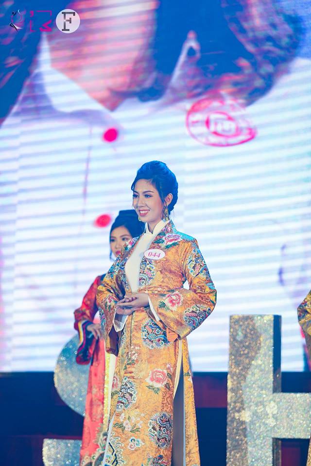 Hoa khôi triển vọng Hoàng Như Mai trong tà áo dài màu long bào.