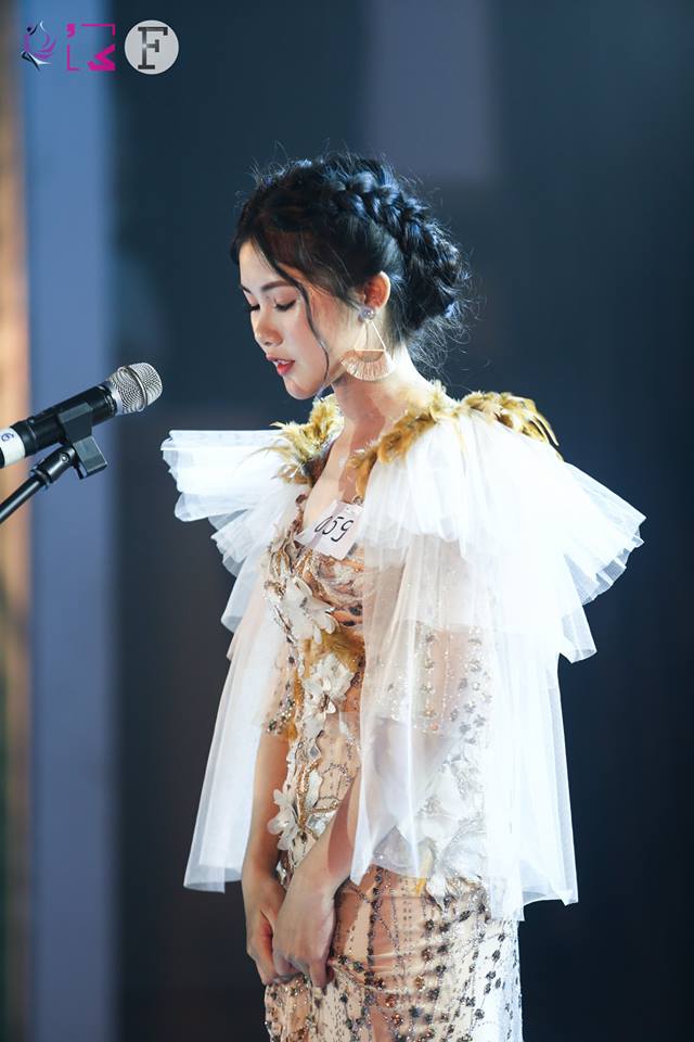 Thí sinh Lý Tú Nhã hồi hộp trong vòng thi ứng xử.