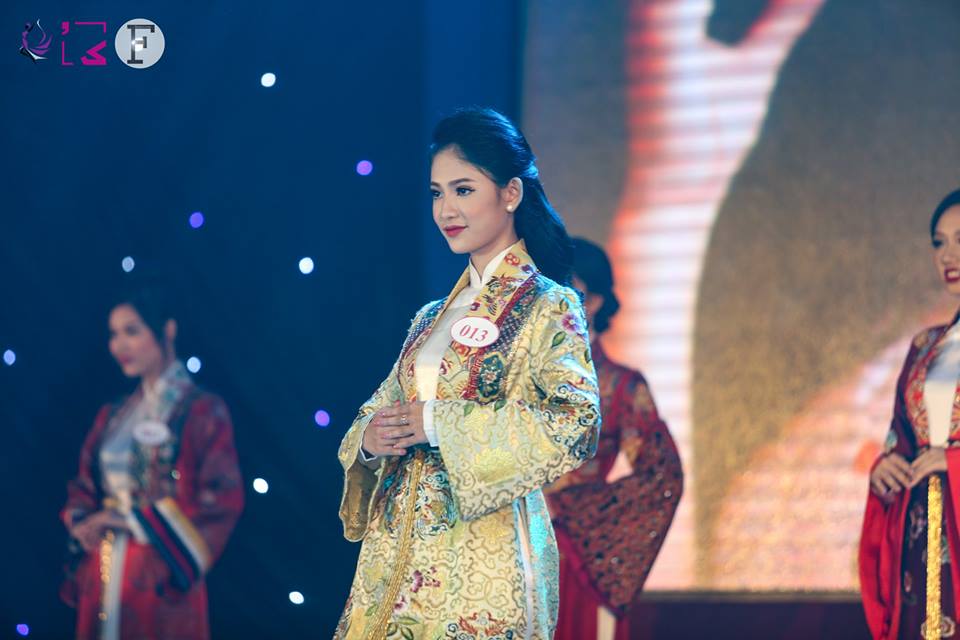 Thí sinh Võ Hoàng Mỹ Lam duyên dáng trong phần thi áo dài.