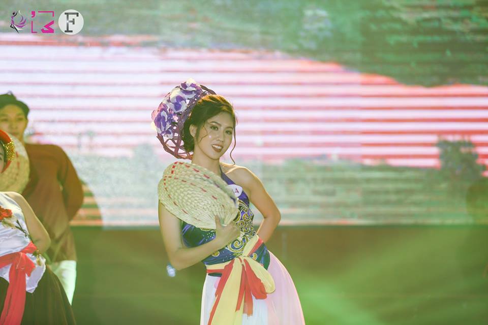 Thí sinh Như Mai trong phần thi tài năng.