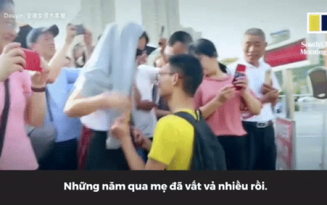 Nam sinh Trung Quốc quỳ gối, ôm chặt mẹ nói lời cảm ơn sau kỳ thi
