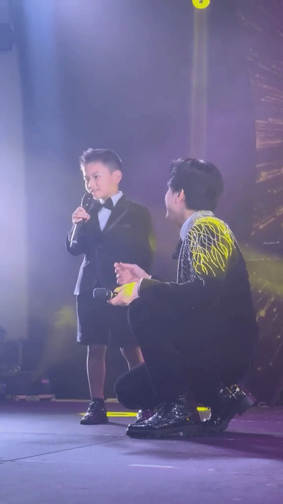  Con trai Đan Trường hát tiếng Việt, song ca cùng bố trên sân khấu: Nhan sắc khiến dân tình 'bấn loạn'! Ảnh 3