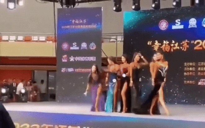  Bức xúc không lọt Top 6, người đẹp thể hình rút guốc ném thẳng vào giám khảo Ảnh 1