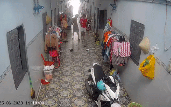  Clip: Tiếng nổ lớn kèm khói lửa từ trong căn trọ, nghi do nổ sạc dự phòng Ảnh 1