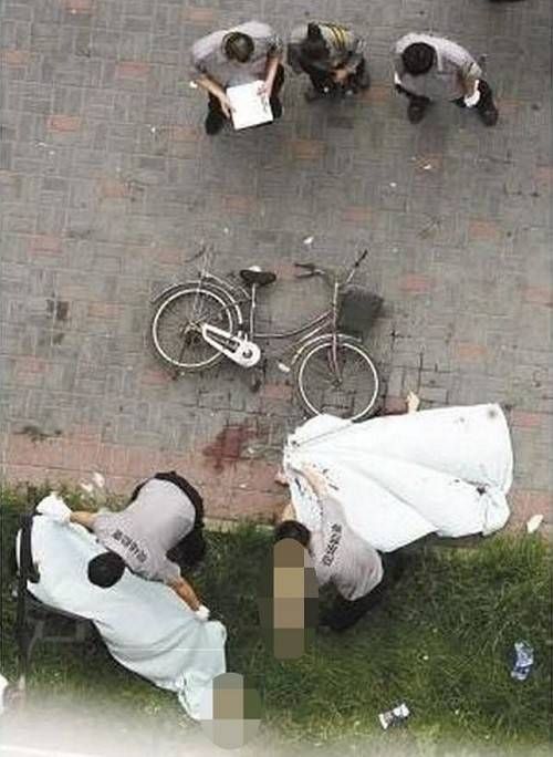 Một nhân chứng cho biết: “Cả hai người họ đã cùng ngã xuống từ cửa sổ của tòa nhà khi đang giữ chặt lấy nhau”.