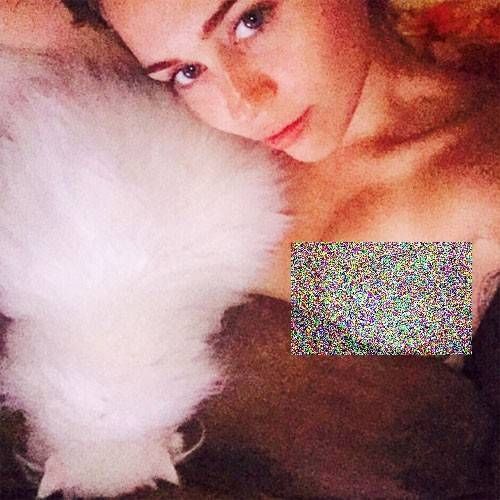 Miley Cyrus là ngôi sao có tần suất đăng ảnh gợi cảm nhiều nhất Hollywood. Cô không ngại tự đăng ảnh ngực trần lên trang cá nhân. Riêng với ảnh khỏa thân, Miley thường chỉnh sửa, che những bộ phận nhạy cảm bằng các biểu tượng ngộ nghĩnh, độc đáo. Vì sự phóng khoáng này, Miley vướng phải không ít những lời bình luận cho rằng cô thiếu tế nhị.