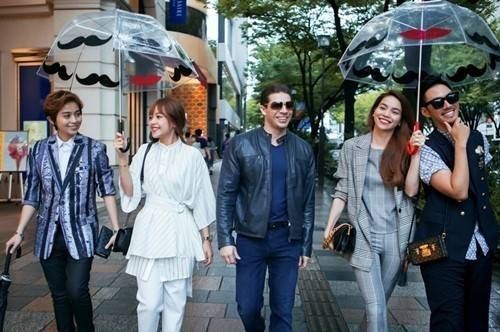 Sáng 27/8, sau khi phát hành MV What is love và đón nhận nhiều phản hồi tích cực từ công chúng yêu nhạc, Hồ Ngọc Hà quyết định tự thưởng cho mình một chuyến du lịch ngắn. Đồng hành với cô còn có Chi Pu, Gil Lê cùng nhà thiết kế Lý Quí Khánh.