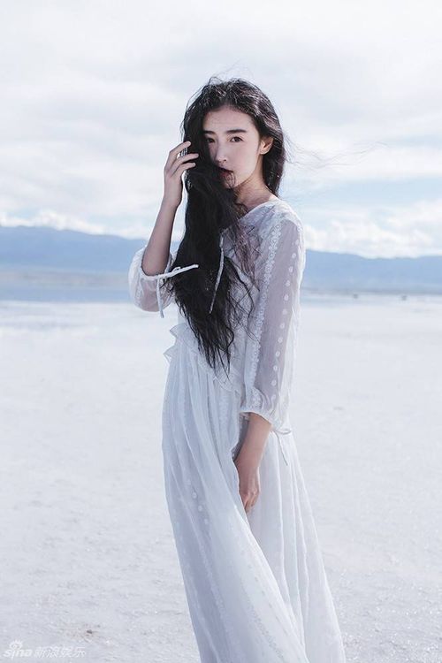 Bộ ảnh mới của Zhang Xin Yuan mang chủ đề Chim trắng được thực hiện tại một bãi biển.
