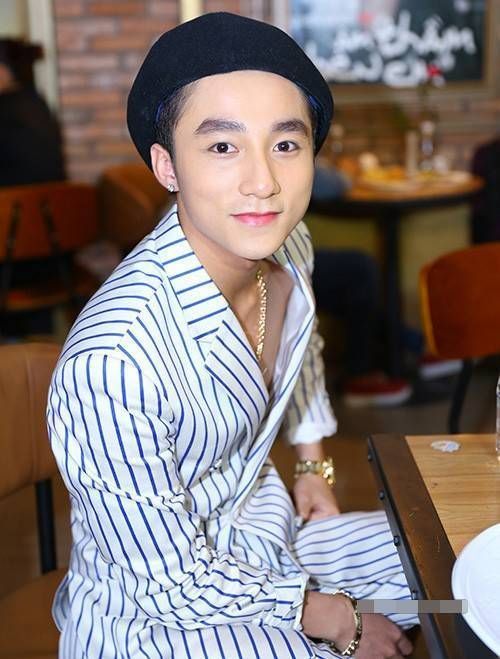 . Gần đây nhất, trong buổi ra mắt MV Âm thầm bên em, Sơn Tùng diện bộ vest kẻ sọc và gây ấn tượng bởi bộ trang sức lấp lánh ánh vàng gồm dây chuyền, lắc tay, nhẫn.