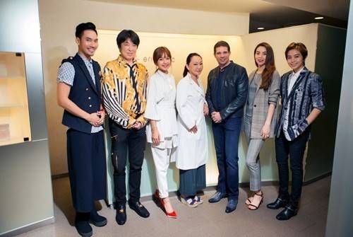 Họ đã dạo quanh các cung đường đẹp ở thủ đô Tokyo, đồng thời ghé thăm một trung tâm chăm sóc sắc đẹp để tìm hiểu rõ hơn về những liệu trình chăm sóc da.