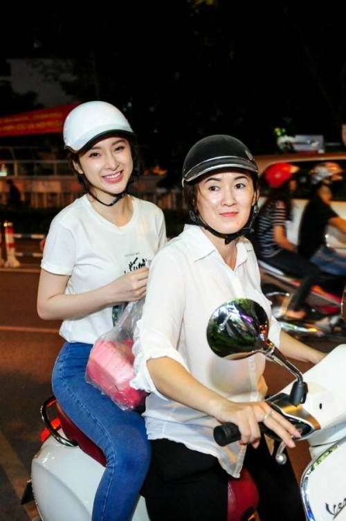 Cả hai mẹ con Angela Phương Trinh đều chọn trang phục đơn giản. Trong đó, “bà mẹ nhí” điện chiếc quần jeans kết hợp với áo phông trắng trẻ trung, thanh lịch.