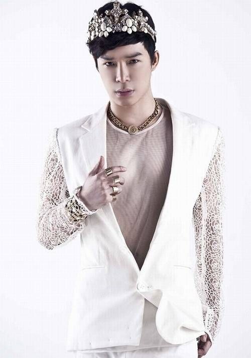 Xuất thân là người mẫu, Nathan Lee cũng là một trong những sao nam chịu chi cho hình ảnh. Bên cạnh quần áo, phụ kiện hay trang sức là những món đồ không thể thiếu của nam ca sĩ.