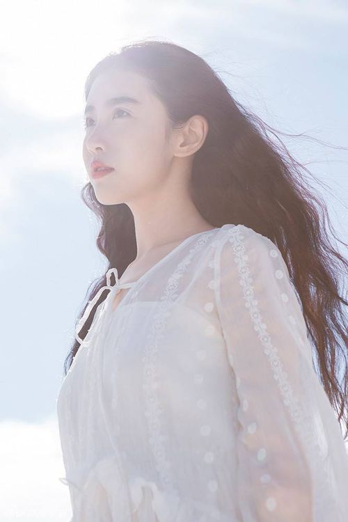 Zhang Xin Yuan theo học khoa diễn xuất của Học viện Sân khấu ở Bắc Kinh và hoạt động với vai trò một người mẫu.