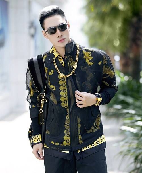 Lý Quý Khánh là người đứng sau nhiều bộ cánh ấn tượng của sao Việt, NTK trẻ tuổi không thể bỏ qua những món phụ kiện trang sức giúp hoàn thiện vẻ ngoài.
