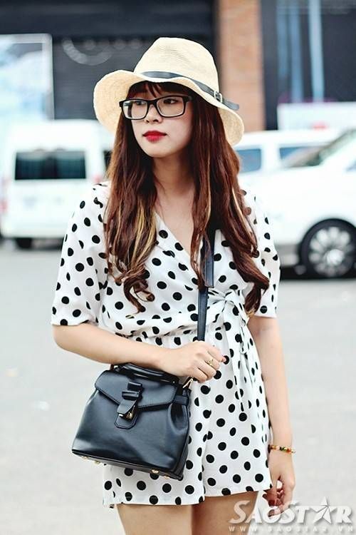 Vẫn là nón cói nhưng cô bạn này lại mix cùng jumpsuit cách điệu chấm bi. Chiếc túi xách mini đen đơn giản đã giúp set đồ của cô nàng trở nên thời thượng hơn hẳn.