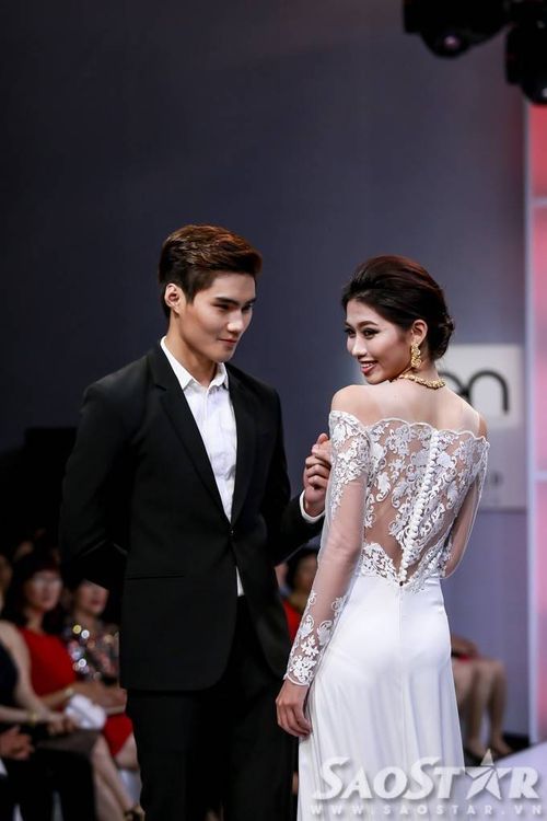 Bên cạn Mr. Đàm và Võ Hoàng Yến, nhiều người mẫu khác tên tuổi khác trong làng thời trang Việt cũng tham gia trình diễn bộ sưu tập này. Cặp đôi Chế Nguyễn Quỳnh Châu - Quang Hùng thể hiện mẫu thiết kế cưới dành cho mùa thu.