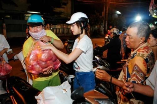 Á quân “Bước nhảy hoàn vũ 2015” tâm sự: “Được giúp đỡ các mảnh đời khó khăn là mong ước từ nhỏ của tôi. Tôi muốn góp một phần nhỏ sức lực của mình để sẻ chia với những số phận kém may mắn khác ngoài xã hội”.