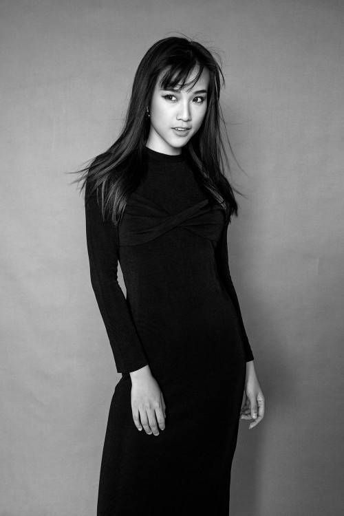 Hoàng Oanh chọn set đồ đen tối giản theo phong cách monochrome khoe đường cong hớp hồn cùng thần sắc đầy cuốn hút.