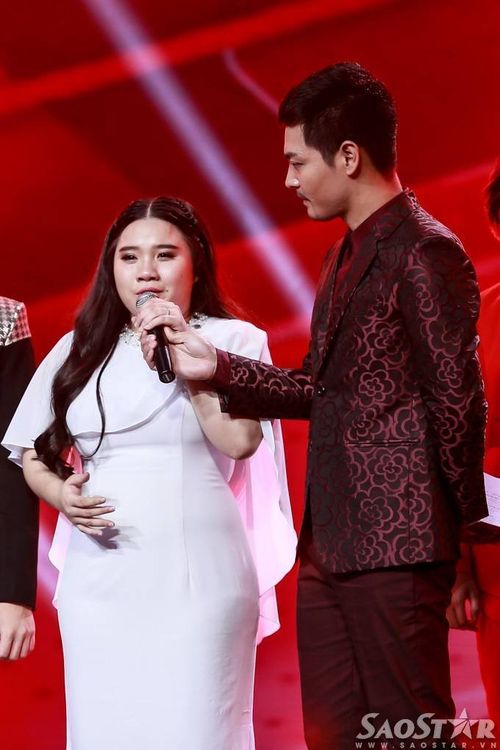 Vân Anh nghẹn ngào: "Trước khi vòng giấu mặt diễn ra, em có nói với Phúc rằng chị em mình có 1 lời hứa sẽ cùng nắm tay nhau đi đến cuối cùng. Vân Anh cho biết mình. Em là người chị, lớn hơn và Phúc trong mắt em là một tài năng cần được Mỹ Tâm dìu dắt. Em đồng ý và vui vẻ khi Phúc được đi tiếp".