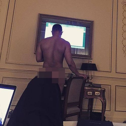 Hồi tháng 7, nam ca sĩ John Legend bị cô vợ người mẫu Chrissy Teigen chụp lén khi đang trong tình trạng không mảnh vải và đăng lên trang Instagram. Trong ảnh, giọng ca All Of Me đứng quay lưng, hở một phần vòng 3.