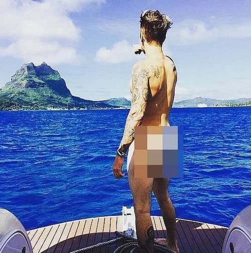 Gây sốt hơn cả là bức ảnh Justin Bieber khỏa thân trong một kỳ nghỉ hồi tháng 7. Nam ca sĩ trần truồng đứng trước biển, chỉ tay về phía đường chân trời, kèm theo chú thích: “Nhìn kìa”. Đây là lần đầu tiên Justin dám cởi hết, trước đó anh chỉ thường để ngực trần vạm vỡ. Không lâu sau đó, Justin gỡ bức ảnh và gửi lời xin lỗi tới những ai cho rằng anh xúc phạm họ.