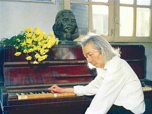 Tác phẩm âm nhạc "Tiến quân ca" đã được đại diện gia đình cố nhạc sĩ Văn Cao hiến tặng cho công chúng, Đảng, Quốc hội và Nhà nước.