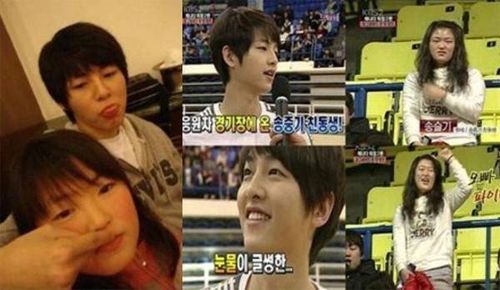 Năm ngoái, bức ảnh em gái Song Seul Ki của nam diễn viên Song Joong Ki gây xôn xao người hâm mộ bởi sự khác biệt khá lớn. Trong những bức ảnh chụp cùng em gái, mỹ nam xứ Hàn là người anh trai khá ân cần, chu đáo.