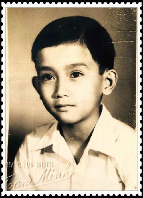Bức ảnh chân dung đầu tiên của ca sĩ Minh Thuận. Năm 1977, khi vừa vào học lớp 3 ở trường tiểu học Hòa Bình (TP HCM), anh được mẽ dắt đi chụp ảnh để ghi lại khoảnh khắc kỷ niệm nhân sự kiện này.