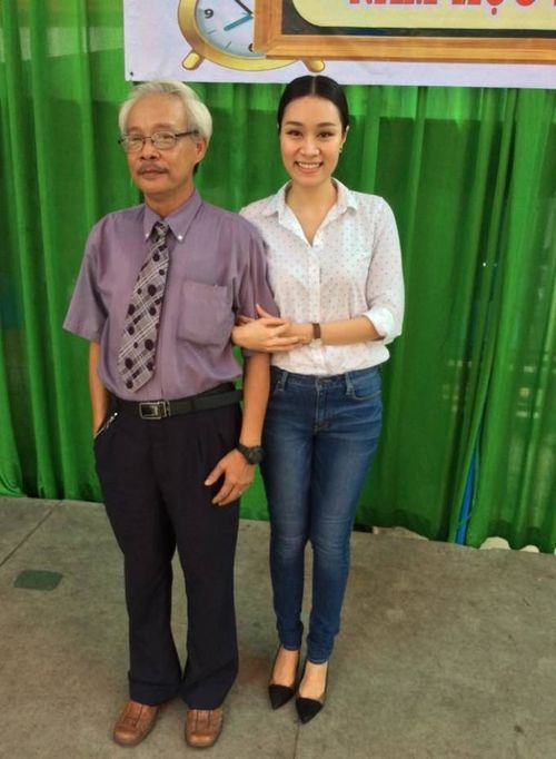 Ca sĩ Minh Thư chụp ảnh cùng thầy chủ nhiệm năm lớp 9 khi trở về trường THCS Lạc Hồng (Quận 10, TP HCM) vào sáng nay.