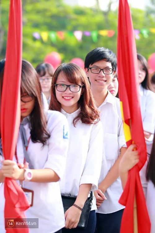 Một cô nữ sinh trường Ams tươi cười dưới nắng.