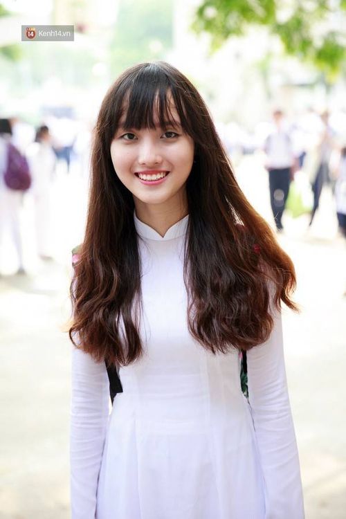 Cô bạn nào cũng không giấu được nụ cười tươi rói của ngày đầu tiên đến trường.