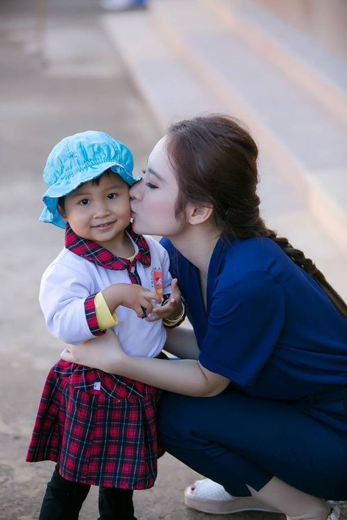 Angela Phương Trinh tình cờ biết đến đoàn từ thiện Giọt Nắng, là tập hợp các anh chị là nhân viên văn phòng ở TP HCM và biết về chuyến đi nhân dịp khai giảng năm học mới của nhóm. Cô tham gia ủng hộ một phần tiền mặt và muốn theo chân đoàn đến tận nơi để hiểu rõ hơn về cuộc sống của các em nhỏ.